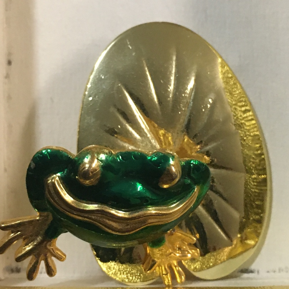 AJC brooch green frog on a leaf